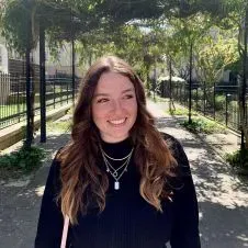 Baby-sitter motivé et souriante 