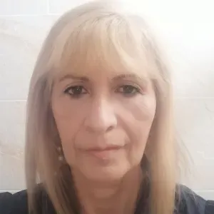 Cuidadora de personas, pequeños o adultos mayores 