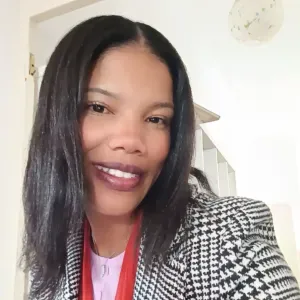 Procuro mais umas horas de trabalho na área de limpeza.