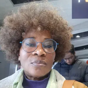 Visite et nourrit les chats