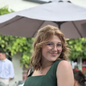 Liebevolle Babysitterin (19) mit Erfahrung ab 1. Monat