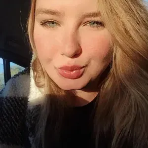 Empregada de limpeza e organização. 