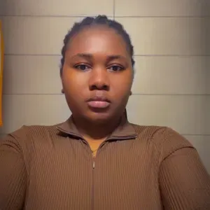 Empregada de limpeza com muita atenção a cada detalhe 