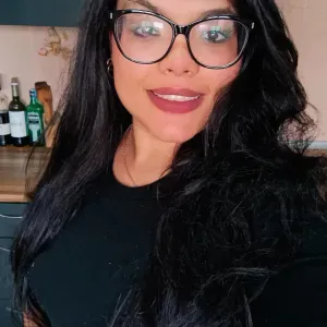 Empregada de limpeza com dedicação em faro