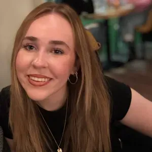 Baby-sitter créative et proche des enfants 