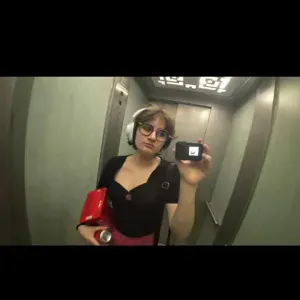 Pet-sitter soucieuse du bien-être de l'animal