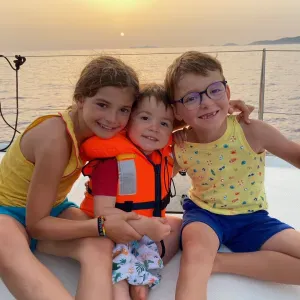 Garde d'enfants à la maison après l'école