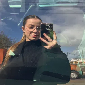 Canguro , con experiencia cuidando a mis hermanos pequeños .