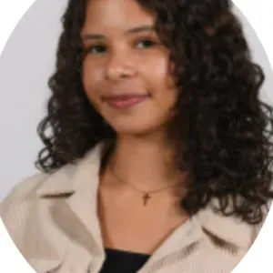 Dierenoppas die met aandacht en zorg voor dieren zorgt.