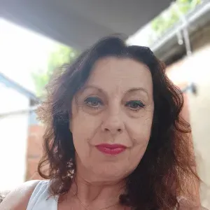 Jeune retraitée, aide soignante. Mère de cinq enfants. 