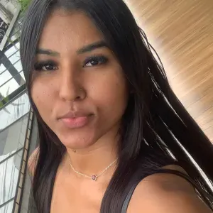 Babá experiente em Paris em busca de emprego 