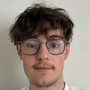 Babby-sitter jeune et détérminé
