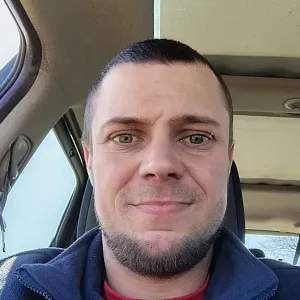 Homme de ménage sur le secteur de sens