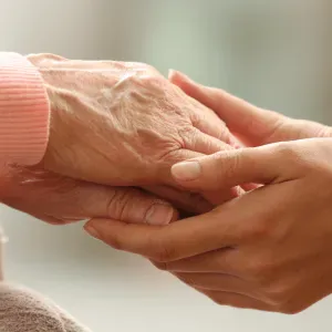 Cuidadora especialista interna para personas mayores