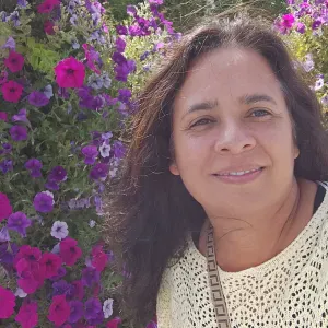 Cuidadora de idosos com muito carinho e atenção