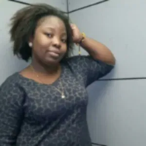 baby-sitter expérimentée et exerce avec son propre enfant 