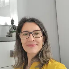 Empregada de limpeza responsável e atenta aos pormenores