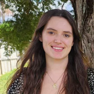 Étudiante qui comprends et s'adapte au besoin des élèves.