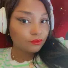 Je suis une baby-sitter souriante , calme , attentionné qui 