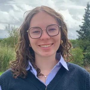 Étudiante qui propose ses services d'aides aux devoirs