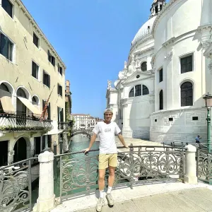 Jeune communicatif et agréable sans aucune expérience. 