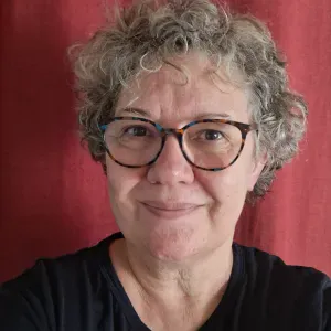 Maman et jeune mamie expérimentée