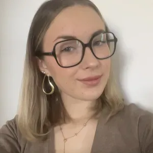 Babysitter motivée pour garder vos enfants avec soin