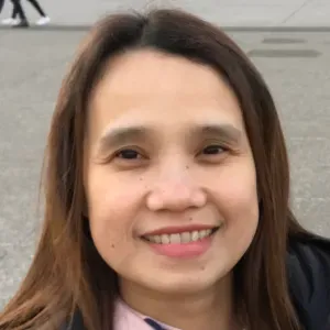 Experienced babysitter and cleaner in Paris for 4 years .