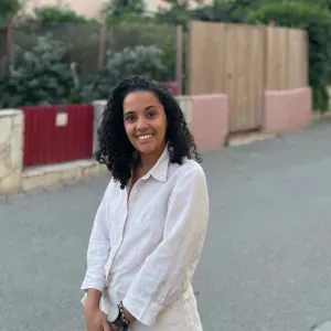 babysitter/ nounou pour guarder a la maison