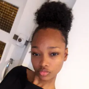 Divine, 18 ans, babysitter expérimentée et responsable.