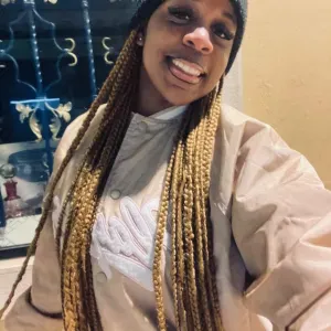 Empregada de limpeza empenhada e responsável 