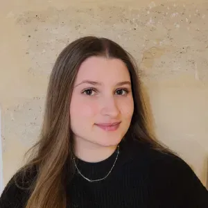 Baby-sitter expérimentée, patiente à l'aise avec les enfants