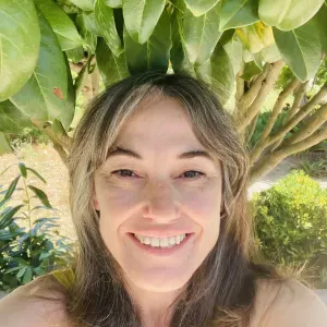 Empregada de limpeza e cozinheira, Vermelha