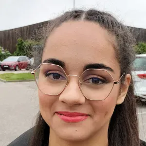 Baby sitter prêt à proposer des activités 