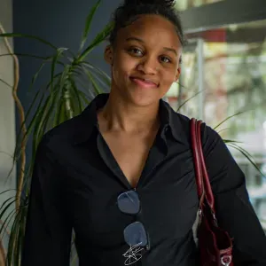 Étudiante dynamique et souriante