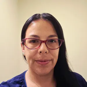 Empregada de aseo e cuidados infantis