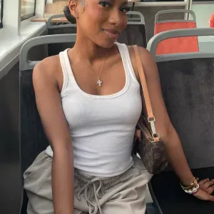 Baby-sitter sérieuse disponible été (juillet-août)