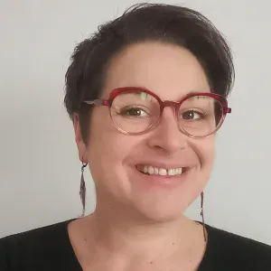 Femme de ménage spécialisée dans la vapeur sèche 