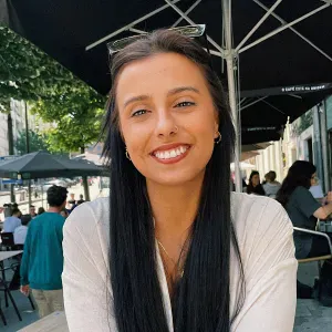 Oferta de emprego para uma babysitter em Porto