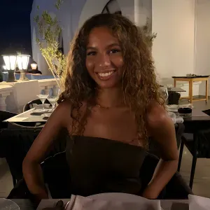 baby-sitter cool et souriante 