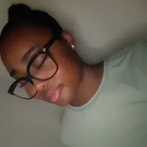 adolescente pour aide au devoir 