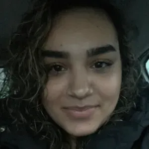 Jeune étudiante ambitieuse qui donne de l'aide 