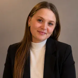 Baby-sitter expérimentée, disponible selon vos besoins.