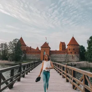 Auklė vaikų lavinimo studijoje su sensorikos veiklomis