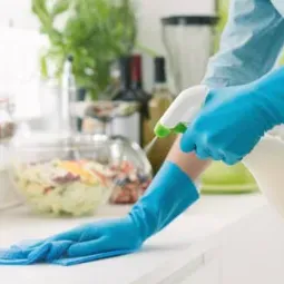 Femme ménage location saisonnière