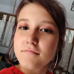 Plus vieille enfant d'une fratrie de trois.