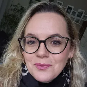 Femme Pet sitter sur pompadour 