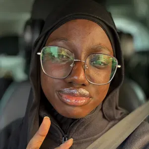 Baby-Sitter lycéenne qui cherche un job pour les vacances