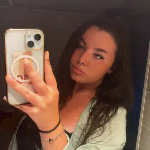 Baby-sitter expérimentée à Garchizy 