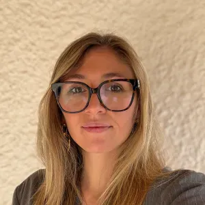 Baby-sitter expérimentée dans la garde d'enfants  